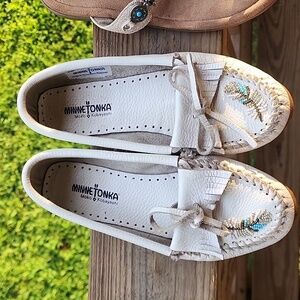 MINNETONKA White Leather Moccasins. Fits size 8 women.